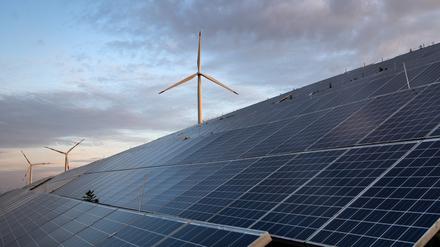 Die geplante Energiegenossenschaft soll in Wind- und Solarenergie investieren.