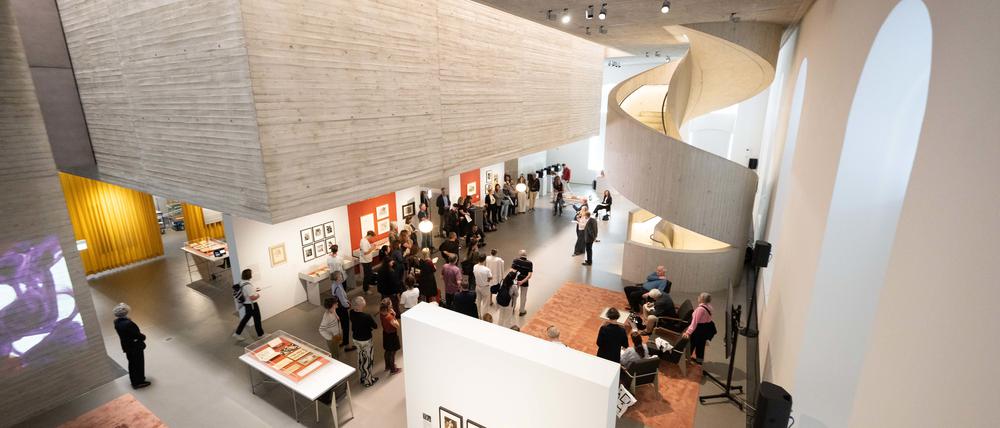 Ins japanische Palais ist ein scheinbar schwebender Betonkubus hineingebaut, der eine Forschungsplattform sowie Platz für Ausstellungen bietet.