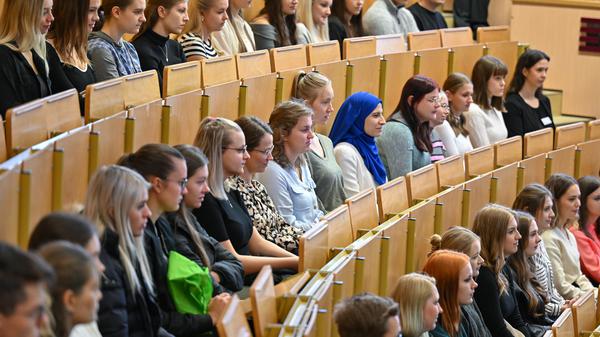 Die neuen Studenten für das «Lehramt Primarstufe» an der Brandenburgischen Technischen Universität Cottbus-Senftenberg (BTU) sitzen zur Begrüßung in einem Hörsaal.
