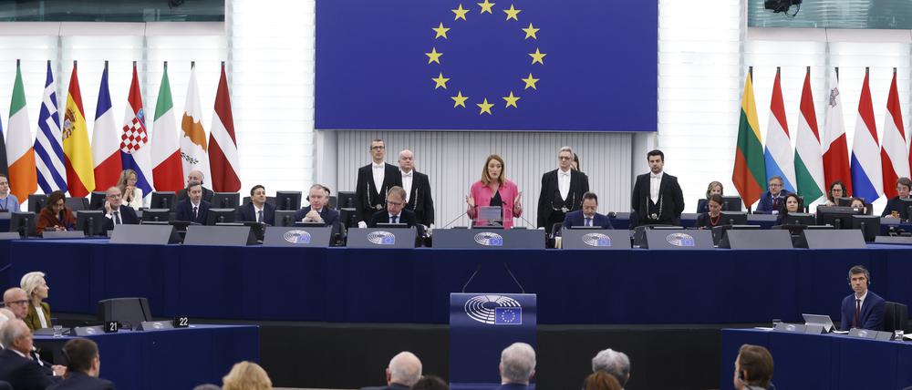 Die Präsidentin des Europäischen Parlaments, Roberta Metsola (M), im Europäischen Parlament während einer Feierstunde.