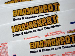 22.04.2024, Nordrhein-Westfalen, Düsseldorf: Lottoscheine für den Eurojackpot liegen auf einem Tisch. 
