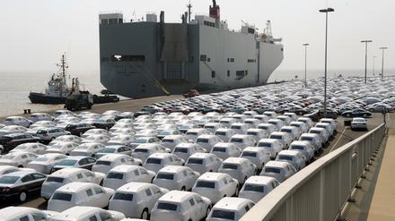 Neufahrzeuge auf dem Volkswagen-Autoterminal zur Verschiffung bereit (Archivfoto)