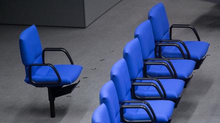 Ein einzelner Stuhl steht hinter den Reihen der Unionsfraktion im Plenarsaal des Deutschen Bundestages in Berlin.