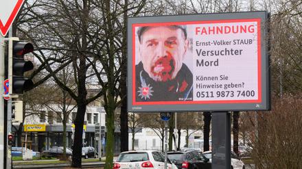 Das Landeskriminalamt Niedersachsen fahndet auf einer digitalen Anzeigetafel nach Ernst-Volker Staub. +