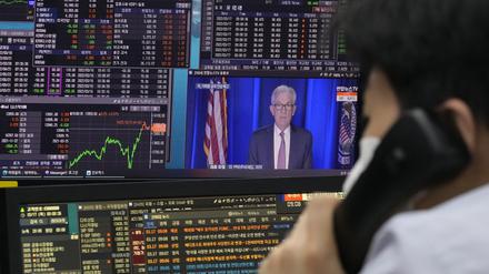 Jerome Powell, Chef der US-Notenbank, ist auf einem Monitor im Devisenhandelsraum des Hauptsitzes der KEB Hana Bank zu sehen. 