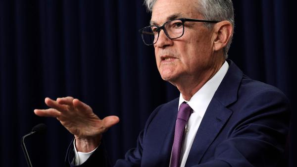 Jerome Powell, Chef der US-Notnebank Fed erklärt die Zinsentscheidung.
