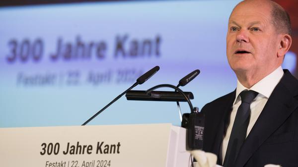 Bundeskanzler Olaf Scholz (SPD) spricht während einer Festveranstaltung zum 300. Geburtstag des Philosophen Kant. 
