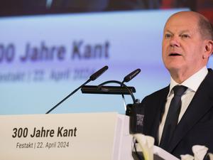 Bundeskanzler Olaf Scholz (SPD) spricht während einer Festveranstaltung zum 300. Geburtstag des Philosophen Kant. 