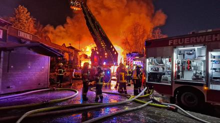 Feuerwehrleute löschen einen Brand in der Westernstadt „Pullman City“ in Eging am See in Bayern. 