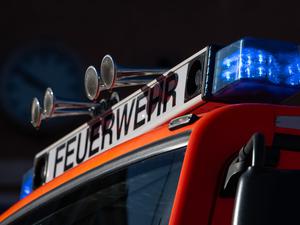Blaulicht ist während eines Pressetermins auf einem Einsatzfahrzeug der Feuerwehr zu sehen. 