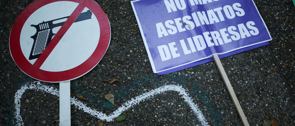 In Kolumbien protestieren Menschen gegen die alltägliche Gewalt mit Waffen. 