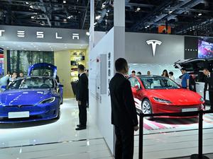 Besucher eines Tesla-Standes auf der China International Fair for Trade in Services (CIFTIS) in Peking.