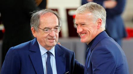 Noël Le Graët (l.) sprach sich jüngst für eine Vertragsverlängerung mit Nationaltrainer Didier Deschamps aus, über Zinédine Zidane äußerte er sich nun despiktierlich.