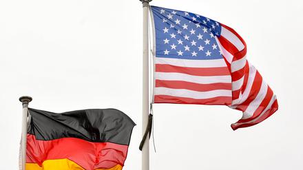 Deutsche Unternehmen wollen mehr im Ausland investieren. Das geht auch zulasten des Standortes Deutschland. 