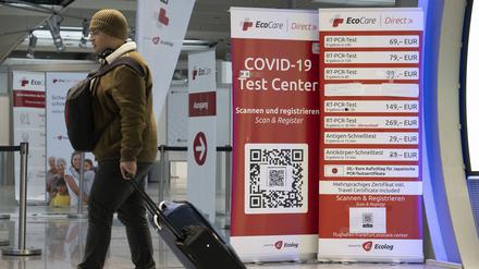 Ein Passagier geht an einem Corona-Testzentrum am Flughafen Frankfurt vorbei. 