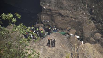 Nepalesische Rettungskräfte inspizieren das Wrack nach dem Flugzeugabsturz am 15.01.2023.