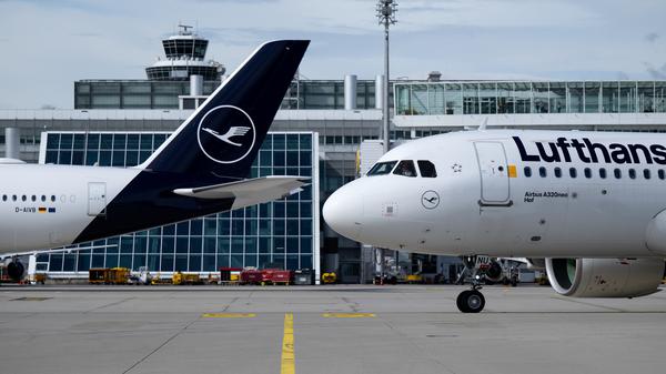 Flugzeuge der Lufthansa stehen am Flughafen München auf dem Rollfeld. (Archivbild)