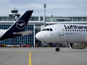 Flugzeuge der Lufthansa stehen am Flughafen München auf dem Rollfeld. 