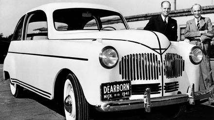 Plaste und Elaste aus Dearborn, Michigan: Magnat Henry Ford, rechts, und Chemiker Robert Boyer im August 1941, ein halbes Jahr vor der Patentierung des „Sojabohnen-Auto“s.