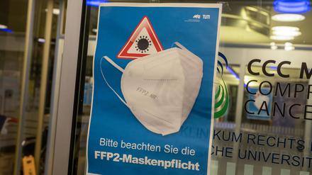 Die noch bis April festgeschriebene gesetzliche Maskenpflicht in Kliniken, Arztpraxen und Pflegeeinrichtungen sollte aus Sicht der Deutschen Krankenhausgesellschaft nun ebenfalls vorzeitig fallen.