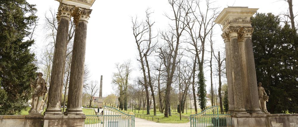 Obeliskportal am Eingang des Parks Sanssouci. 