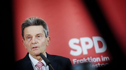 Rolf Mützenich, Vorsitzender der SPD-Bundestagsfraktion, gibt zu Beginn der Fraktionssitzung seiner Partei ein Pressestatement. 
