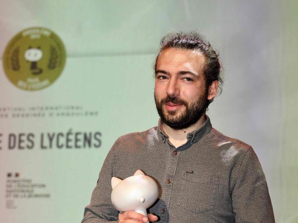 Jeremy Perrodeau am 27. Januar 2024 mit dem Preis des Comicfestivals Angoulême für den besten Comic für Leserinnen und Leser im Schulalter. 