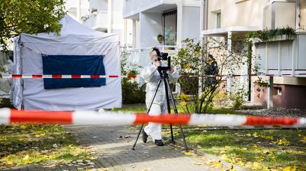 Eine Polizistin von der Tatortvermessung ist an einem Tatort in Berlin-Köpenick im Einsatz. (Archivbild)