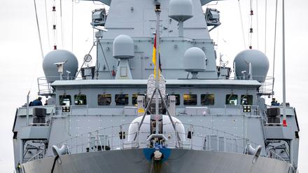 Die Fregatte „Hessen“ liegt vor der Abfahrt im Hafen von Wilhelmshaven. 