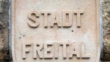 Der Schriftzug «Stadt Freital» ist in Freital (Sachsen) am Rathaus in Stein gemeißelt. 