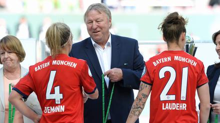 Wird bald selbst geehrt. Horst Hrubesch überreichte beim DFB-Pokalfinale der Frauen die Medaillen.