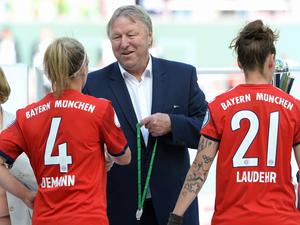 Wird bald selbst geehrt. Horst Hrubesch überreichte beim DFB-Pokalfinale der Frauen die Medaillen.