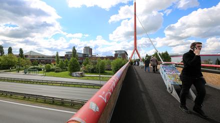 Fußgängerbrücke Stern-Center Potsdam wird nach wochenlangen Bauverzögerungen kurzfristig wiedereröffnet. Mit Baubeigeordneten Bernd Rubelt, der die Brücke wieder zur Nutzung freigibt.