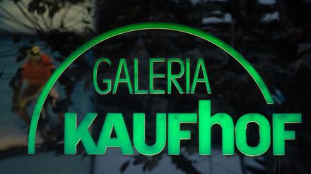 ARCHIV - 18.11.2019, Baden-Württemberg, Stuttgart: Das Logo der Warenhauskette Galeria Kaufhof ist an einer Filiale zu sehen. (zu dpa: «Galeria schließt 16 seiner 92 Warenhäuser») Foto: Marijan Murat/dpa +++ dpa-Bildfunk +++