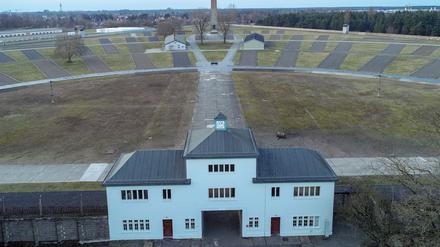 Eingang zum Häftlingslager mit dem „Turm A“ auf dem Gelände der Gedenkstätte Sachsenhausen. Zehntausende Häftlinge kamen dort durch Hunger, Krankheiten, Zwangsarbeit, medizinische Versuche und Misshandlungen um oder wurden Opfer systematischer Vernichtungsaktionen.