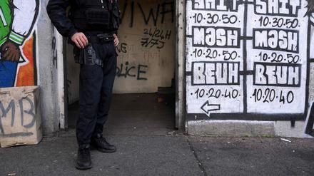 Ein Polizeibeamter steht neben einer Drogenkarte an einem Handelsplatz im Wohnprojekt Maison-Blanche im Norden von Marseille. 