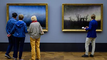 Die Bilder „Mönch am Meer“ und „Abtei im Eichenwald“ sind teil der Berliner Ausstellung „Caspar David Friedrich. Unendliche Landschaften“.