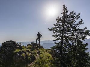 Ein Wanderer vor einem Bergpanorama in Bayern.