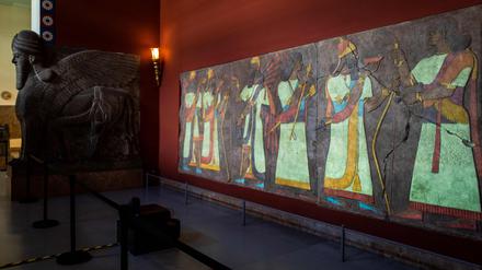 Leuchtende Farben auf einem Relief aus dem Palast in Nimrud (13. bis 9. Jahrhundert v. Chr.). Liam Gillick sagt, er könne anhand der Linien sehen, dass das Relief in Teamarbeit entstanden ist.