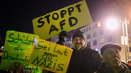Auslöser der Proteste sind Berichte über ein Treffen in Potsdam, bei dem es mutmaßlich um Massendeportationen von Migranten gegangen sein soll. Daran sollen auch AfD-Funktionäre teilgenommen haben.