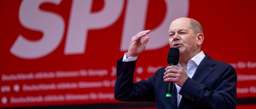 Olaf Scholz (SPD), Bundeskanzler, steht beim SPD-Europa-Wahlkampfauftakt auf dem Fischmarkt auf der Bühne. 