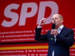 Olaf Scholz (SPD), Bundeskanzler, steht beim SPD-Europa-Wahlkampfauftakt auf dem Fischmarkt auf der Bühne. 