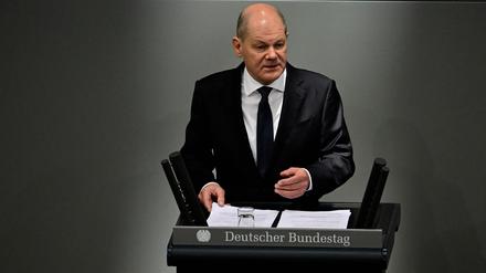 Bundeskanzler Olaf Scholz (SPD) steht bei einer Regierungserklärung im Januar im Plenarsaal des Bundestags am Rednerpult.