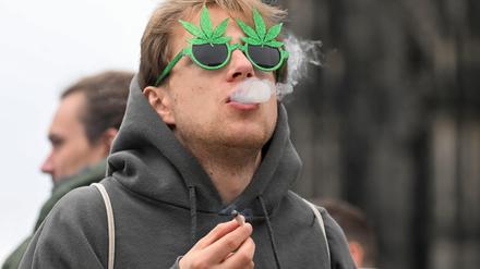 Kiffer vor dem Kölner Dom beim Feiern der Cannabis-Legalisierung am 1. April.