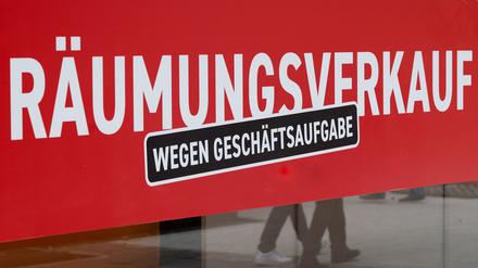 Ein Schild mit dem Hinweis «Räumungsverkauf wegen Geschäftsaufgabe» hängt an einem Bekleidungsgeschäft in der Stuttgarter Innenstadt.  