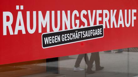 Ein Schild mit dem Hinweis „Räumungsverkauf wegen Geschäftsaufgabe“ hängt an einem Bekleidungsgeschäft in der Stuttgarter Innenstadt.