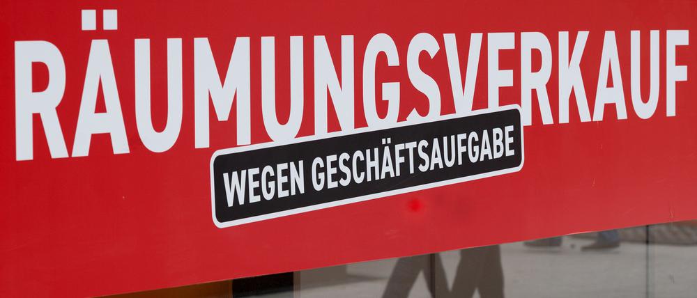 Ein Schild mit dem Hinweis „Räumungsverkauf wegen Geschäftsaufgabe“ hängt an einem Bekleidungsgeschäft in der Stuttgarter Innenstadt.