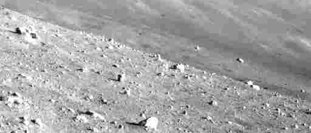 Die Sonde Slim hat die steinige Oberfläche eines Mondkraters aufgenommen.