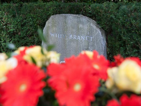 Ganz schlicht gehalten ist der Grabstein des früheren Bundeskanzlers Willy Brandt auf dem Waldfriedhof Zehlendorf.