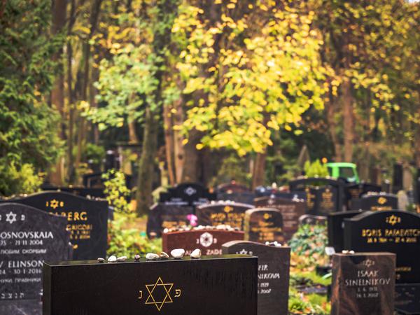 Der größte jüdische Friedhof Europas liegt in Weißensee. 